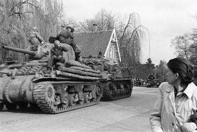 1945-04-04+-+Almelo%2C+Engelse+tanks.jpg
