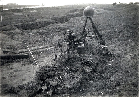 Field+grave+of+one+of+the+perished+defen