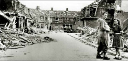 1944-08-18+-+Maastricht%2C+puinhoop.jpg